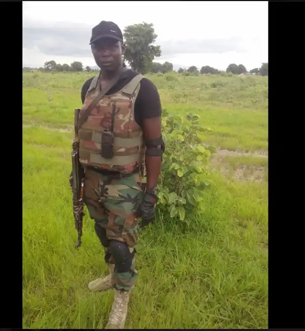 Soldier Poses Alongside Dead Body Of A Boko Haram Member In Borno [See Graphic Photo]